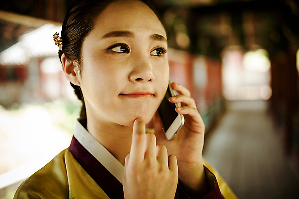 포토 JPG 주간 한국전통 여자 한명 미소 들기 상반신 20대 성인 야외 옆모습 스마트폰 한국인 한복 퓨전 과거 통화 현대문화 성인여자한명만 국내포토 자연요소 1 전통 문화 뷰포인트 컨셉 모션 한국 표정 사람 동양인 청년 핸드폰 스마트기기 전통의상 여자한명만 성인여자만 파일형식