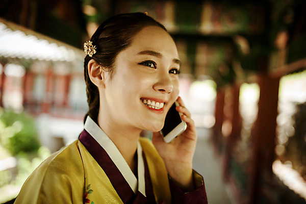포토 JPG 주간 한국전통 여자 한명 미소 들기 상반신 20대 성인 야외 옆모습 스마트폰 한국인 한복 퓨전 과거 통화 현대문화 성인여자한명만 국내포토 자연요소 1 전통 문화 뷰포인트 컨셉 모션 한국 표정 사람 동양인 청년 핸드폰 스마트기기 전통의상 여자한명만 성인여자만 파일형식