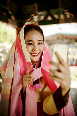 포토 JPG 주간 한국전통 여자 한명 미소 들기 상반신 20대 성인 야외 앞모습 스마트폰 한국인 한복 셀프카메라 퓨전 과거 현대문화 성인여자한명만 국내포토 자연요소 1 전통 문화 뷰포인트 컨셉 모션 한국 표정 사람 동양인 청년 핸드폰 스마트기기 사진촬영 전통의상 여자한명만 성인여자만 파일형식