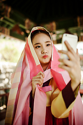 포토 JPG 주간 한국전통 여자 한명 미소 들기 상반신 20대 성인 야외 앞모습 스마트폰 한국인 한복 셀프카메라 퓨전 과거 현대문화 성인여자한명만 국내포토 자연요소 1 전통 문화 뷰포인트 컨셉 모션 한국 표정 사람 동양인 청년 핸드폰 스마트기기 사진촬영 전통의상 여자한명만 성인여자만 파일형식