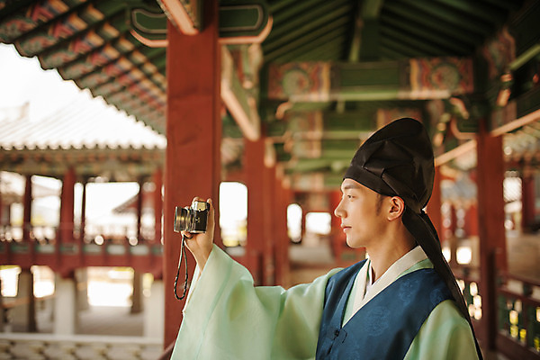 포토 JPG 주간 한국전통 남자 한명 서기 들기 상반신 20대 성인 야외 옆모습 카메라 사진촬영 한국인 한복 퓨전 과거 도령 현대문화 도포 성인남자한명만 국내포토 자연요소 1 전통 문화 뷰포인트 컨셉 모션 한국 사람 동양인 청년 전자제품 촬영 전통의상 신분 남자한명만 성인남자만 파일형식