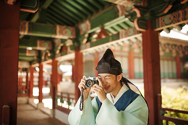 포토 JPG 주간 한국전통 남자 한명 서기 들기 상반신 20대 성인 야외 앞모습 카메라 사진촬영 한국인 한복 퓨전 과거 도령 현대문화 도포 성인남자한명만 국내포토 자연요소 1 전통 문화 뷰포인트 컨셉 모션 한국 사람 동양인 청년 전자제품 촬영 전통의상 신분 남자한명만 성인남자만 파일형식