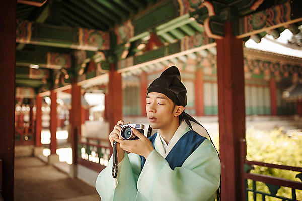 포토 JPG 주간 한국전통 남자 한명 서기 들기 상반신 20대 성인 야외 앞모습 카메라 사진촬영 한국인 한복 퓨전 과거 도령 현대문화 도포 성인남자한명만 국내포토 자연요소 1 전통 문화 뷰포인트 컨셉 모션 한국 사람 동양인 청년 전자제품 촬영 전통의상 신분 남자한명만 성인남자만 파일형식