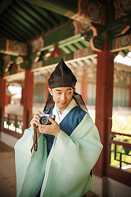 포토 JPG 주간 한국전통 남자 한명 서기 들기 상반신 20대 성인 야외 앞모습 카메라 사진촬영 한국인 한복 퓨전 과거 도령 현대문화 도포 성인남자한명만 국내포토 자연요소 1 전통 문화 뷰포인트 컨셉 모션 한국 사람 동양인 청년 전자제품 촬영 전통의상 신분 남자한명만 성인남자만 파일형식