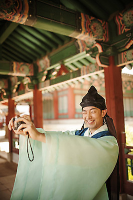 포토 JPG 주간 한국전통 남자 한명 서기 미소 들기 상반신 20대 성인 야외 옆모습 카메라 사진촬영 한국인 한복 셀프카메라 퓨전 과거 도령 현대문화 도포 성인남자한명만 국내포토 자연요소 1 전통 문화 뷰포인트 컨셉 모션 한국 표정 사람 동양인 청년 전자제품 촬영 전통의상 신분 남자한명만 성인남자만 파일형식