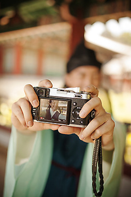 포토 JPG 주간 한국전통 남자 한명 서기 미소 들기 상반신 20대 성인 야외 앞모습 아웃포커스 카메라 사진촬영 한국인 한복 셀프카메라 퓨전 과거 도령 현대문화 도포 성인남자한명만 국내포토 자연요소 1 전통 문화 뷰포인트 컨셉 모션 한국 촬영기법 표정 사람 동양인 청년 전자제품 촬영 전통의상 신분 남자한명만 성인남자만 파일형식