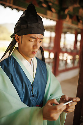 포토 JPG 주간 한국전통 남자 한명 서기 들기 상반신 20대 성인 야외 앞모습 스마트폰 한국인 한복 퓨전 과거 도령 현대문화 도포 모바일게임 성인남자한명만 국내포토 자연요소 1 전통 문화 뷰포인트 컨셉 모션 한국 사람 동양인 청년 핸드폰 스마트기기 게임 전통의상 신분 남자한명만 성인남자만 파일형식