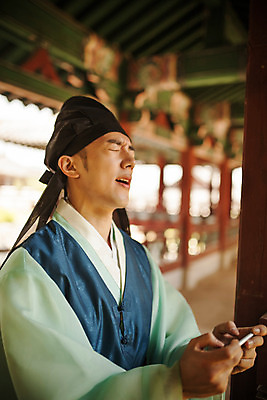 포토 JPG 주간 한국전통 남자 한명 서기 들기 상반신 20대 성인 야외 앞모습 스마트폰 한국인 한복 퓨전 과거 도령 현대문화 도포 모바일게임 아쉬움 성인남자한명만 국내포토 자연요소 1 전통 감정 문화 뷰포인트 컨셉 모션 한국 사람 동양인 청년 핸드폰 스마트기기 게임 전통의상 신분 남자한명만 성인남자만 파일형식