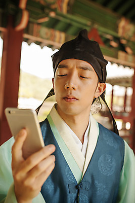 포토 JPG 주간 한국전통 남자 한명 서기 들기 상반신 20대 성인 야외 앞모습 스마트폰 한국인 한복 퓨전 과거 도령 현대문화 도포 성인남자한명만 국내포토 자연요소 1 전통 문화 뷰포인트 컨셉 모션 한국 사람 동양인 청년 핸드폰 스마트기기 전통의상 신분 남자한명만 성인남자만 파일형식