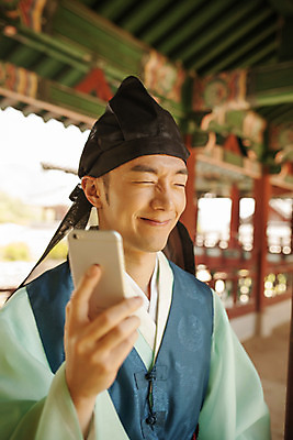 포토 JPG 주간 한국전통 남자 한명 서기 미소 들기 상반신 20대 성인 야외 앞모습 스마트폰 한국인 한복 퓨전 과거 도령 현대문화 도포 성인남자한명만 국내포토 자연요소 1 전통 문화 뷰포인트 컨셉 모션 한국 표정 사람 동양인 청년 핸드폰 스마트기기 전통의상 신분 남자한명만 성인남자만 파일형식