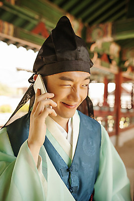 포토 JPG 주간 한국전통 남자 한명 서기 미소 들기 상반신 20대 성인 야외 앞모습 스마트폰 한국인 한복 퓨전 과거 통화 도령 현대문화 도포 성인남자한명만 국내포토 자연요소 1 전통 문화 뷰포인트 컨셉 모션 한국 표정 사람 동양인 청년 핸드폰 스마트기기 전통의상 신분 남자한명만 성인남자만 파일형식