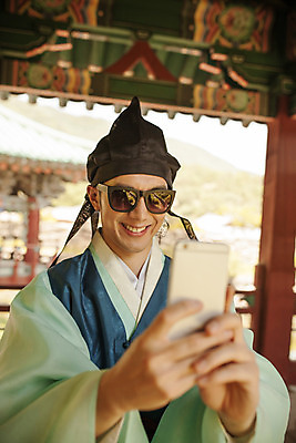 포토 JPG 주간 한국전통 남자 한명 미소 들기 상반신 20대 성인 야외 앞모습 스마트폰 선글라스 한국인 한복 셀프카메라 퓨전 과거 도령 현대문화 성인남자한명만 국내포토 자연요소 1 전통 문화 안경 뷰포인트 컨셉 모션 한국 표정 사람 동양인 청년 핸드폰 스마트기기 사진촬영 전통의상 신분 남자한명만 성인남자만 파일형식