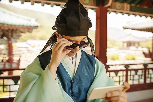 포토 JPG 주간 한국전통 남자 한명 미소 들기 상반신 20대 성인 야외 앞모습 스마트폰 선글라스 한국인 한복 퓨전 과거 도령 현대문화 성인남자한명만 국내포토 자연요소 1 전통 문화 안경 뷰포인트 컨셉 모션 한국 표정 사람 동양인 청년 핸드폰 스마트기기 전통의상 신분 남자한명만 성인남자만 파일형식