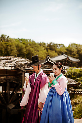 포토 JPG 주간 한국전통 커플 여자 남자 커피 데이트 거리 사랑 들기 상반신 20대 성인 야외 두명 옆모습 걷기 한국인 한복 퓨전 과거 현대문화 성인만 국내포토 갓모자 자연요소 모자_잡화 전통 감정 문화 음료 뷰포인트 컨셉 관계 모션 전통소품 한국 사람 동양인 청년 전통의상 파일형식