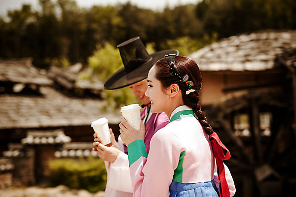 포토 JPG 주간 한국전통 커플 여자 남자 커피 데이트 거리 사랑 들기 상반신 20대 성인 야외 두명 옆모습 걷기 한국인 한복 퓨전 과거 댕기머리 현대문화 성인만 국내포토 갓모자 자연요소 모자_잡화 전통 헤어스타일 감정 문화 음료 뷰포인트 컨셉 관계 모션 전통소품 한국 사람 동양인 청년 전통의상 파일형식