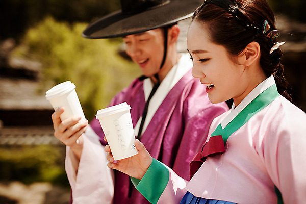 포토 JPG 주간 한국전통 커플 여자 남자 커피 데이트 거리 사랑 미소 들기 상반신 20대 성인 야외 두명 옆모습 걷기 한국인 한복 퓨전 과거 현대문화 성인만 국내포토 갓모자 자연요소 모자_잡화 전통 감정 문화 음료 뷰포인트 컨셉 관계 모션 전통소품 한국 표정 사람 동양인 청년 전통의상 파일형식