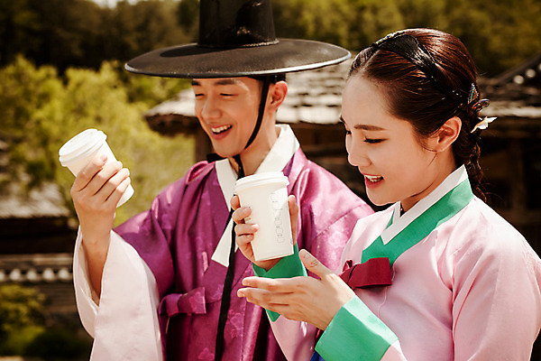포토 JPG 주간 한국전통 커플 여자 남자 커피 데이트 사랑 서기 미소 들기 상반신 20대 성인 야외 두명 옆모습 한국인 한복 퓨전 과거 현대문화 성인만 국내포토 갓모자 자연요소 모자_잡화 전통 감정 문화 음료 뷰포인트 컨셉 관계 모션 전통소품 한국 표정 사람 동양인 청년 전통의상 파일형식