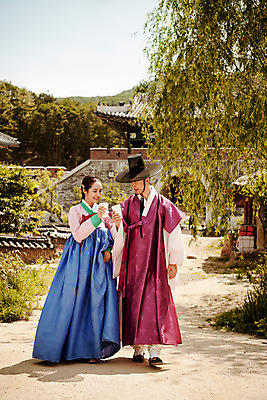 포토 JPG 주간 전신 한국전통 커플 여자 남자 커피 데이트 거리 사랑 미소 들기 20대 성인 야외 두명 앞모습 걷기 다정 한국인 한복 퓨전 과거 현대문화 성인만 국내포토 갓모자 자연요소 모자_잡화 전통 감정 문화 음료 뷰포인트 컨셉 관계 모션 전통소품 한국 표정 사람 동양인 청년 전통의상 파일형식