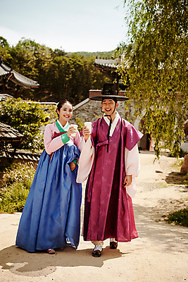 포토 JPG 주간 전신 한국전통 커플 여자 남자 커피 데이트 사랑 서기 미소 들기 20대 성인 야외 두명 앞모습 한국인 한복 퓨전 과거 현대문화 성인만 국내포토 갓모자 자연요소 모자_잡화 전통 감정 문화 음료 뷰포인트 컨셉 관계 모션 전통소품 한국 표정 사람 동양인 청년 전통의상 파일형식