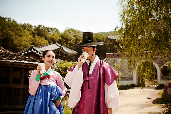 포토 JPG 주간 한국전통 커플 여자 남자 커피 데이트 거리 사랑 미소 들기 상반신 20대 성인 야외 두명 앞모습 걷기 한국인 한복 퓨전 과거 현대문화 성인만 국내포토 갓모자 자연요소 모자_잡화 전통 감정 문화 음료 뷰포인트 컨셉 관계 모션 전통소품 한국 표정 사람 동양인 청년 전통의상 파일형식