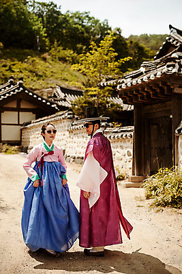 포토 JPG 주간 전신 한국전통 커플 여자 남자 데이트 거리 한옥 20대 성인 야외 두명 앞모습 옆모습 선글라스 한국인 한복 퓨전 과거 현대문화 성인만 국내포토 갓모자 자연요소 모자_잡화 전통 문화 안경 뷰포인트 컨셉 고건축 관계 전통소품 한국 사람 동양인 청년 전통의상 파일형식