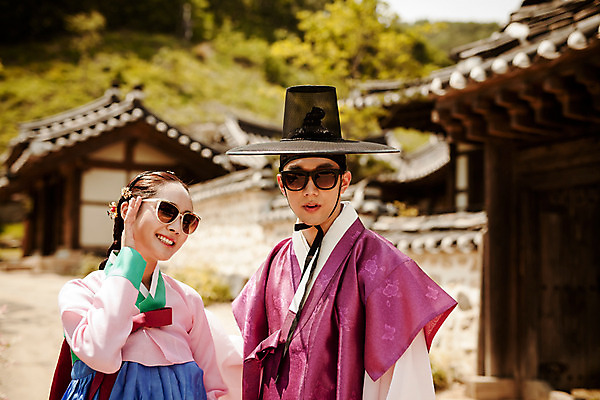 포토 JPG 주간 한국전통 커플 여자 남자 데이트 거리 한옥 서기 미소 상반신 20대 성인 야외 두명 앞모습 선글라스 한국인 한복 퓨전 과거 현대문화 성인만 국내포토 갓모자 자연요소 모자_잡화 전통 문화 안경 뷰포인트 컨셉 고건축 관계 모션 전통소품 한국 표정 사람 동양인 청년 전통의상 파일형식