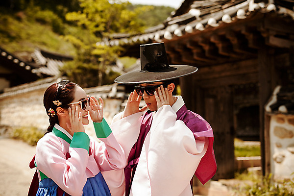 포토 JPG 주간 한국전통 커플 여자 남자 데이트 거리 한옥 상반신 20대 성인 야외 두명 옆모습 선글라스 마주보기 한국인 한복 퓨전 과거 현대문화 성인만 국내포토 갓모자 자연요소 모자_잡화 전통 문화 안경 뷰포인트 컨셉 고건축 관계 모션 전통소품 한국 사람 동양인 청년 전통의상 파일형식
