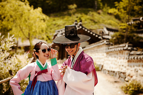 포토 JPG 주간 한국전통 커플 여자 남자 데이트 거리 서기 미소 상반신 20대 성인 야외 두명 앞모습 선글라스 한국인 한복 퓨전 과거 현대문화 성인만 국내포토 갓모자 자연요소 모자_잡화 전통 문화 안경 뷰포인트 컨셉 관계 모션 전통소품 한국 표정 사람 동양인 청년 전통의상 파일형식