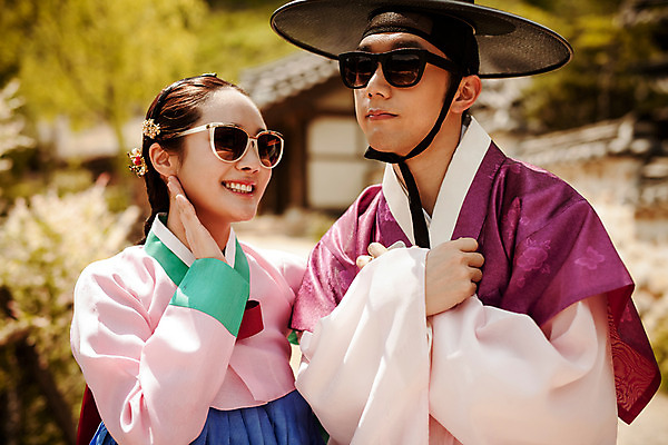 포토 JPG 주간 한국전통 커플 여자 남자 데이트 거리 서기 미소 상반신 20대 성인 야외 두명 앞모습 선글라스 한국인 한복 퓨전 과거 현대문화 성인만 국내포토 갓모자 자연요소 모자_잡화 전통 문화 안경 뷰포인트 컨셉 관계 모션 전통소품 한국 표정 사람 동양인 청년 전통의상 파일형식