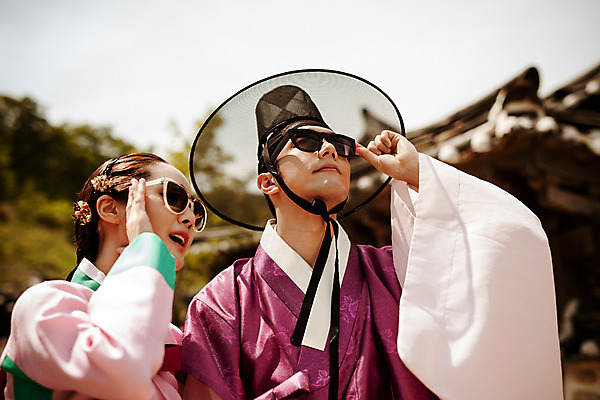 포토 JPG 주간 한국전통 커플 여자 남자 데이트 거리 서기 상반신 20대 성인 야외 두명 앞모습 선글라스 한국인 올려보기 한복 퓨전 과거 현대문화 성인만 국내포토 갓모자 자연요소 모자_잡화 전통 문화 안경 뷰포인트 컨셉 관계 모션 전통소품 한국 사람 동양인 청년 전통의상 파일형식