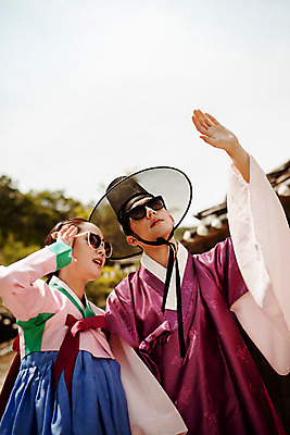 포토 JPG 주간 한국전통 커플 여자 남자 데이트 거리 서기 손짓 상반신 20대 성인 야외 두명 앞모습 선글라스 한국인 올려보기 한복 퓨전 과거 현대문화 성인만 국내포토 갓모자 자연요소 모자_잡화 전통 문화 안경 뷰포인트 컨셉 관계 모션 전통소품 한국 사람 동양인 청년 전통의상 파일형식