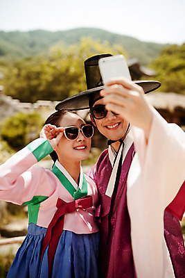 포토 JPG 주간 한국전통 커플 여자 남자 서기 들기 상반신 20대 성인 야외 두명 앞모습 스마트폰 선글라스 한국인 한복 셀프카메라 즐거움 퓨전 과거 현대문화 성인만 국내포토 갓모자 자연요소 모자_잡화 전통 감정 문화 안경 뷰포인트 컨셉 관계 모션 전통소품 한국 사람 동양인 청년 핸드폰 스마트기기 사진촬영 전통의상 파일형식