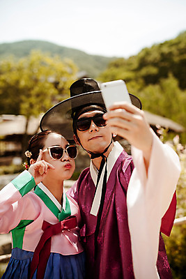 포토 JPG 주간 한국전통 커플 여자 남자 서기 들기 상반신 20대 성인 야외 두명 앞모습 스마트폰 선글라스 한국인 한복 셀프카메라 즐거움 퓨전 과거 현대문화 성인만 국내포토 갓모자 자연요소 모자_잡화 전통 감정 문화 안경 뷰포인트 컨셉 관계 모션 전통소품 한국 사람 동양인 청년 핸드폰 스마트기기 사진촬영 전통의상 파일형식