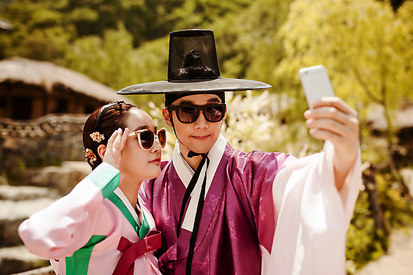 포토 JPG 주간 한국전통 커플 여자 남자 서기 들기 상반신 20대 성인 야외 두명 앞모습 스마트폰 선글라스 한국인 한복 셀프카메라 즐거움 퓨전 과거 현대문화 성인만 국내포토 갓모자 자연요소 모자_잡화 전통 감정 문화 안경 뷰포인트 컨셉 관계 모션 전통소품 한국 사람 동양인 청년 핸드폰 스마트기기 사진촬영 전통의상 파일형식