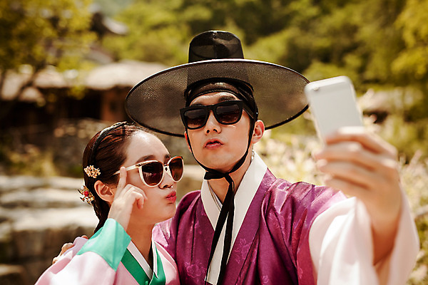 포토 JPG 주간 한국전통 커플 여자 남자 서기 들기 상반신 20대 성인 야외 두명 앞모습 스마트폰 선글라스 한국인 한복 셀프카메라 즐거움 퓨전 과거 현대문화 성인만 국내포토 갓모자 자연요소 모자_잡화 전통 감정 문화 안경 뷰포인트 컨셉 관계 모션 전통소품 한국 사람 동양인 청년 핸드폰 스마트기기 사진촬영 전통의상 파일형식