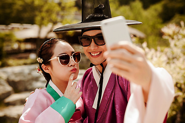 포토 JPG 주간 한국전통 커플 여자 남자 서기 들기 상반신 20대 성인 야외 두명 앞모습 스마트폰 선글라스 한국인 한복 셀프카메라 즐거움 퓨전 과거 현대문화 성인만 국내포토 갓모자 자연요소 모자_잡화 전통 감정 문화 안경 뷰포인트 컨셉 관계 모션 전통소품 한국 사람 동양인 청년 핸드폰 스마트기기 사진촬영 전통의상 파일형식