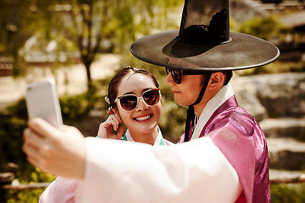포토 JPG 주간 한국전통 커플 여자 남자 서기 들기 상반신 20대 성인 야외 두명 앞모습 스마트폰 선글라스 한국인 한복 셀프카메라 즐거움 퓨전 과거 현대문화 성인만 국내포토 갓모자 자연요소 모자_잡화 전통 감정 문화 안경 뷰포인트 컨셉 관계 모션 전통소품 한국 사람 동양인 청년 핸드폰 스마트기기 사진촬영 전통의상 파일형식