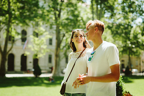 포토 JPG 주간 외국인 나무 커플 공원 여자 남자 데이트 20대 성인 야외 두명 옆모습 걷기 산책 로맨틱 연애 크로아티아 성인만 국내포토 자연요소 식물 공공시설 유럽 뷰포인트 컨셉 관계 모션 휴식 사람 인종 청년 파일형식