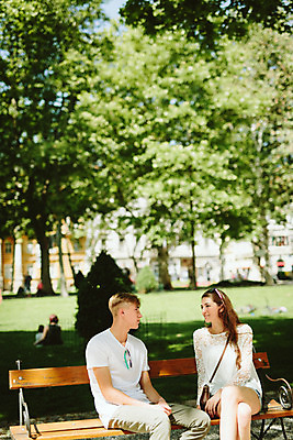 포토 JPG 주간 외국인 나무 커플 공원 여자 남자 벤치 데이트 앉기 20대 성인 야외 두명 앞모습 마주보기 산책 로맨틱 다리꼬기 연애 크로아티아 성인만 국내포토 자연요소 식물 공공시설 유럽 뷰포인트 컨셉 의자 관계 모션 휴식 사람 인종 청년 파일형식