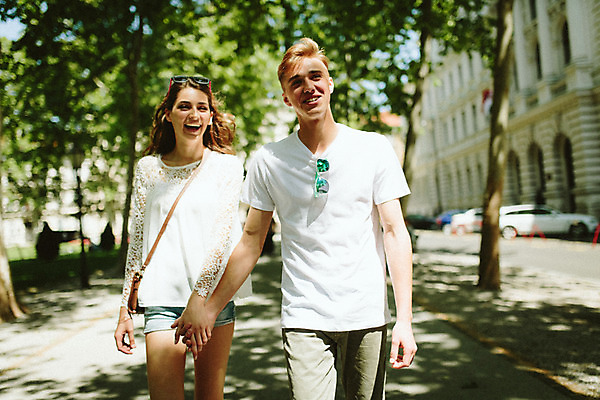 포토 JPG 주간 외국인 나무 커플 공원 여자 남자 데이트 20대 성인 야외 두명 앞모습 걷기 손잡기 산책 로맨틱 연애 크로아티아 성인만 국내포토 자연요소 식물 공공시설 유럽 뷰포인트 컨셉 관계 모션 휴식 사람 인종 청년 파일형식