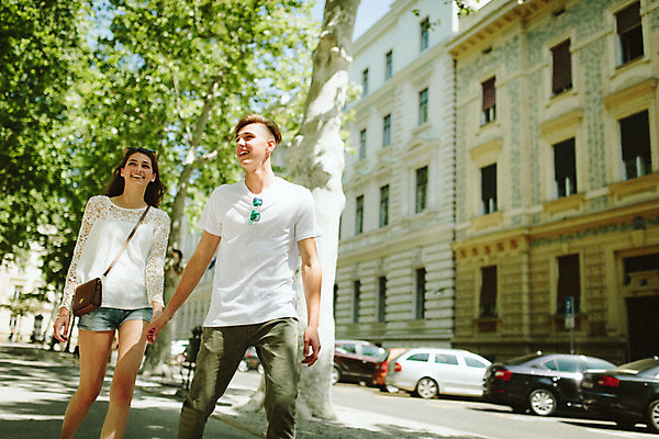 포토 JPG 주간 외국인 나무 커플 공원 여자 남자 데이트 자동차 20대 성인 야외 두명 건물 앞모습 걷기 손잡기 산책 로맨틱 연애 크로아티아 성인만 국내포토 자연요소 식물 건축물 공공시설 유럽 육상교통 뷰포인트 컨셉 관계 모션 휴식 사람 인종 청년 파일형식