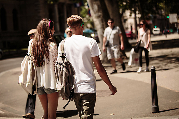 포토 JPG 주간 외국인 커플 여자 남자 데이트 거리 여러명 20대 성인 야외 뒷모습 걷기 로맨틱 도시 연애 백팩 크로아티아 성인만 국내포토 자연요소 유럽 뷰포인트 다수 컨셉 가방 관계 모션 사람 인종 청년 파일형식
