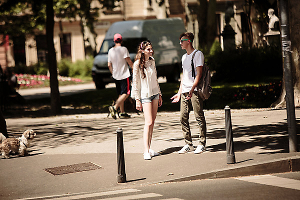 포토 JPG 주간 전신 외국인 커플 여자 남자 데이트 거리 서기 20대 성인 야외 앞모습 세명 로맨틱 도시 연애 크로아티아 성인만 국내포토 자연요소 유럽 뷰포인트 컨셉 관계 모션 사람 인종 청년 파일형식