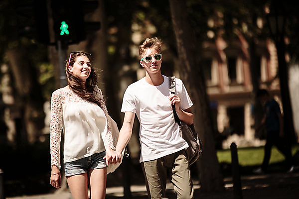 포토 JPG 주간 외국인 커플 여자 남자 데이트 거리 20대 성인 야외 두명 앞모습 걷기 손잡기 로맨틱 도시 신호등 연애 크로아티아 성인만 국내포토 자연요소 유럽 뷰포인트 컨셉 관계 모션 사람 인종 청년 파일형식