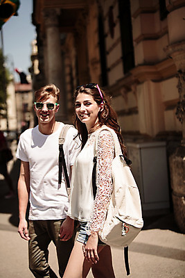 포토 JPG 주간 외국인 커플 여자 남자 데이트 거리 서기 웃음 20대 성인 야외 두명 옆모습 로맨틱 도시 연애 백팩 크로아티아 성인만 국내포토 자연요소 유럽 뷰포인트 컨셉 가방 관계 모션 표정 사람 인종 청년 파일형식