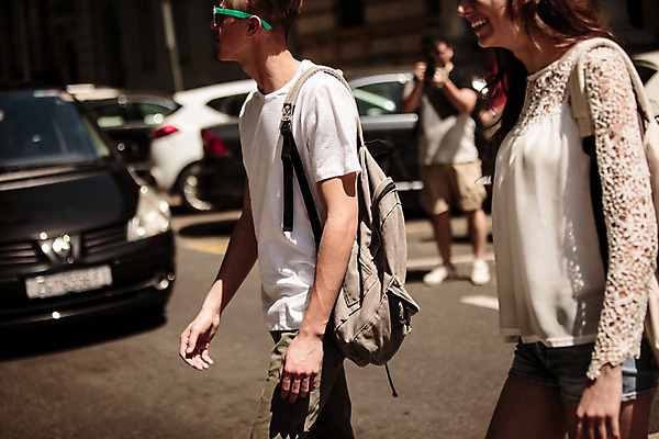 포토 JPG 주간 외국인 커플 여자 남자 데이트 거리 20대 성인 야외 두명 옆모습 걷기 로맨틱 도시 연애 백팩 크로아티아 성인만 국내포토 자연요소 유럽 뷰포인트 컨셉 가방 관계 모션 사람 인종 청년 파일형식