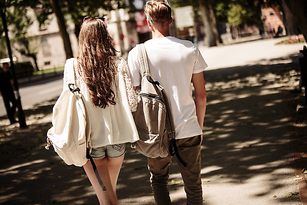 포토 JPG 주간 외국인 커플 여자 남자 데이트 거리 20대 성인 야외 두명 뒷모습 걷기 로맨틱 도시 연애 백팩 크로아티아 성인만 국내포토 자연요소 유럽 뷰포인트 컨셉 가방 관계 모션 사람 인종 청년 파일형식