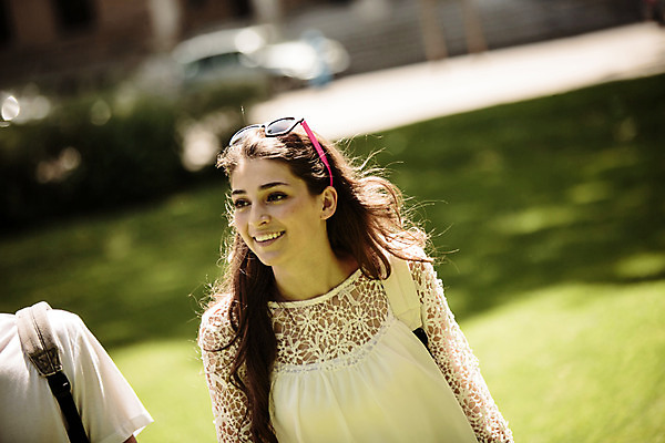 포토 JPG 주간 외국인 여자 거리 한명 미소 20대 성인 야외 앞모습 아웃포커스 로맨틱 도시 연애 크로아티아 성인여자한명만 국내포토 자연요소 1 유럽 뷰포인트 컨셉 촬영기법 표정 사람 인종 청년 여자한명만 성인여자만 파일형식