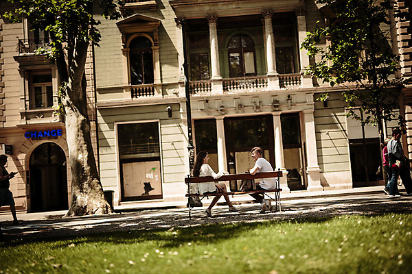 포토 JPG 주간 전신 외국인 커플 여자 남자 벤치 데이트 20대 성인 야외 두명 건물 옆모습 마주보기 로맨틱 연애 크로아티아 성인만 국내포토 자연요소 건축물 유럽 뷰포인트 컨셉 의자 관계 모션 사람 인종 청년 파일형식