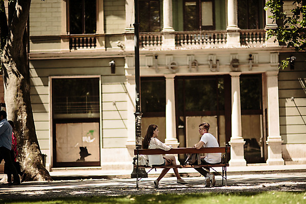 포토 JPG 주간 전신 외국인 커플 여자 남자 벤치 데이트 20대 성인 야외 두명 건물 옆모습 마주보기 로맨틱 연애 크로아티아 성인만 국내포토 자연요소 건축물 유럽 뷰포인트 컨셉 의자 관계 모션 사람 인종 청년 파일형식